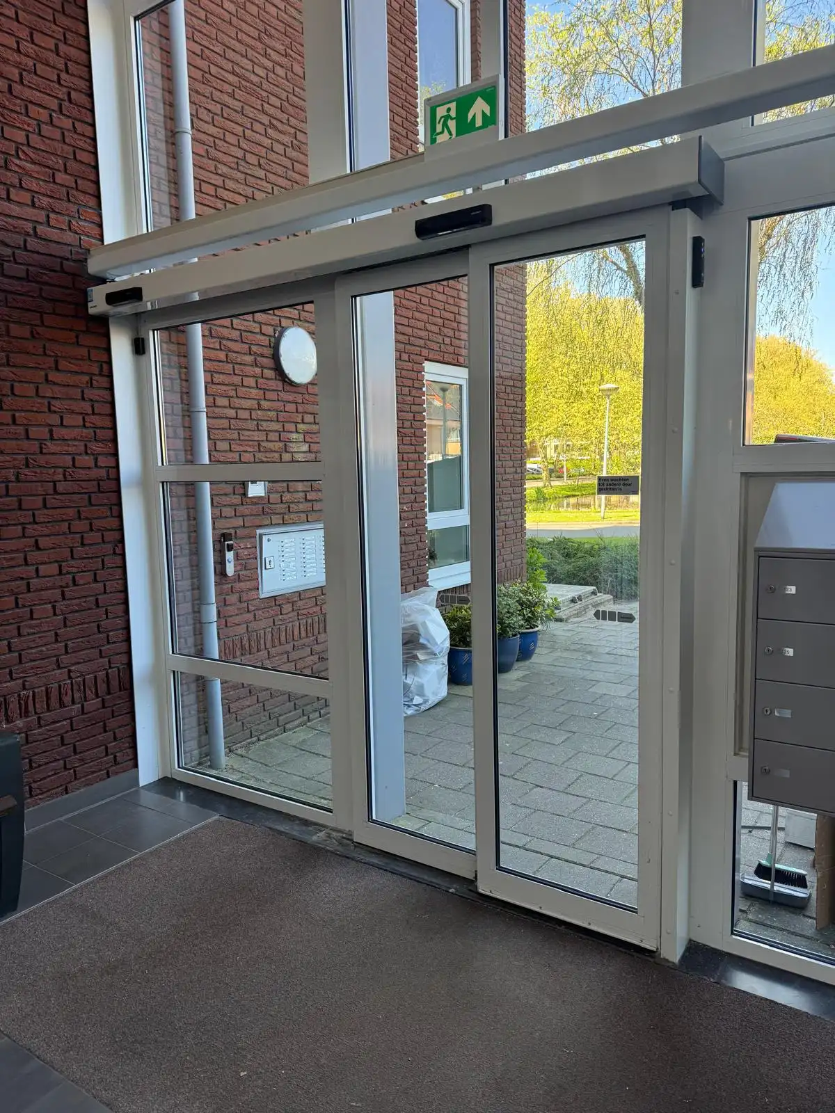 Automatische schuifdeur in de entree van een appartementencomplex