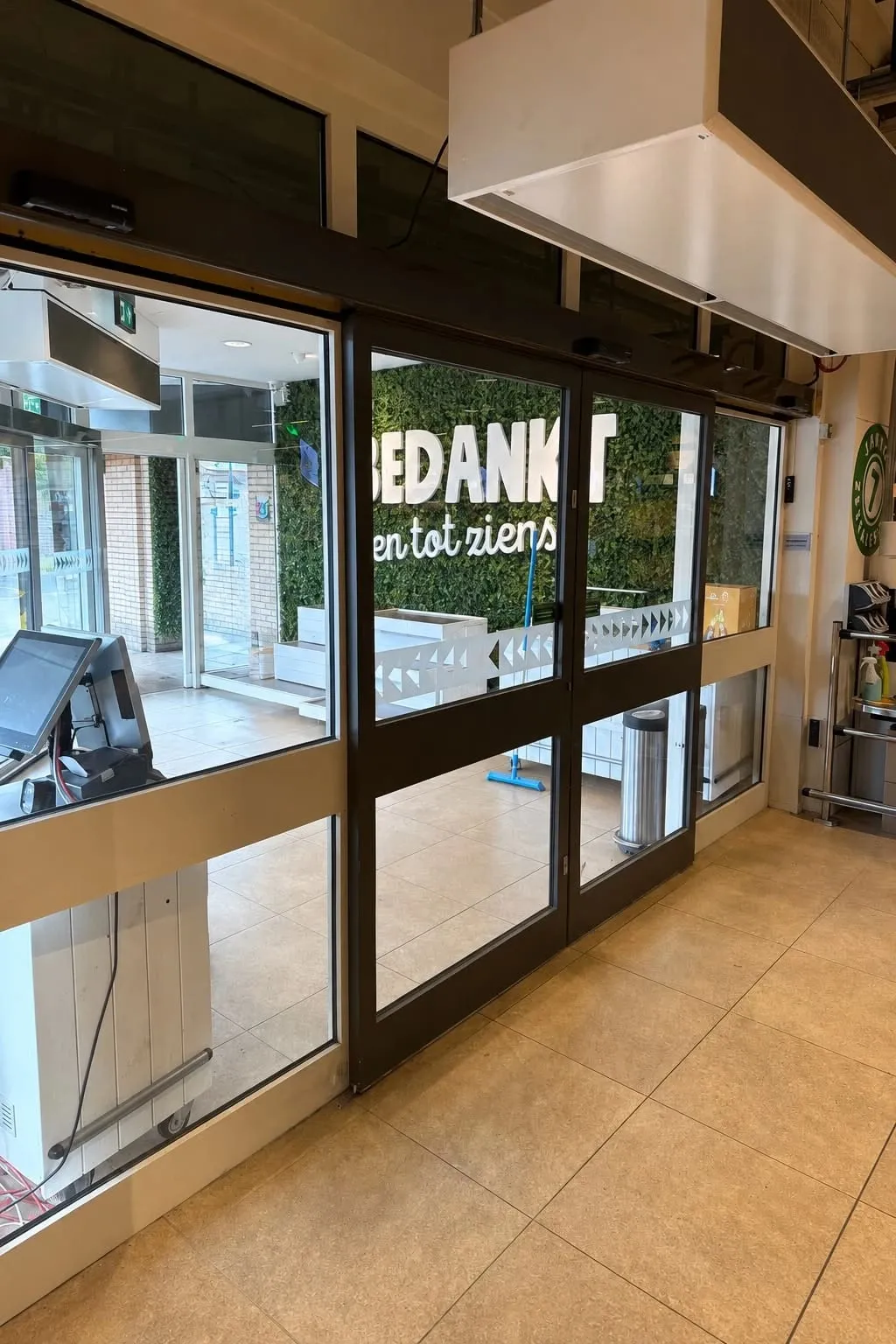 Dubbele automatische schuifdeur in de entree van een winkel