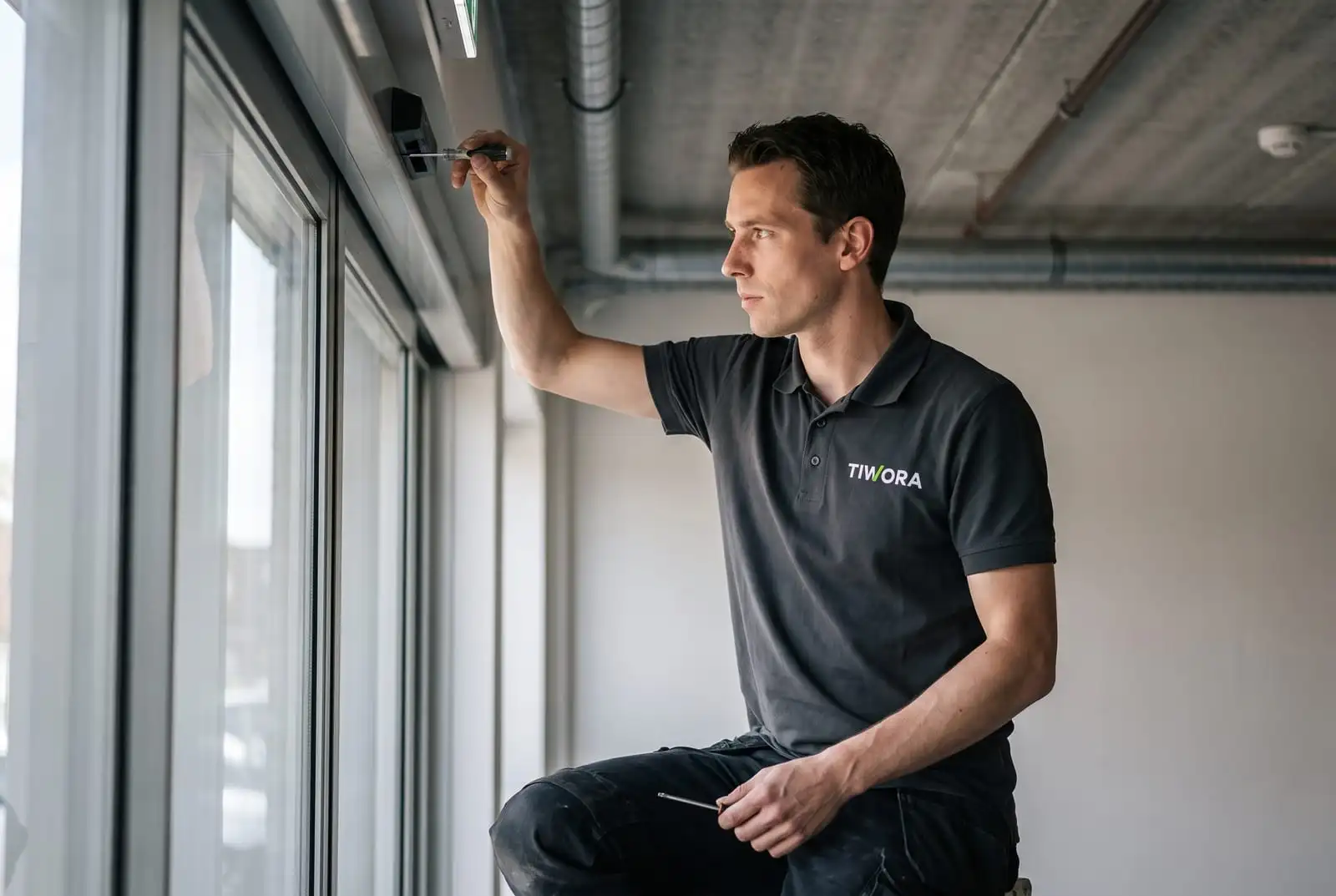 Monteur van TIWORA stelt de sensor van een automatische schuifdeur af